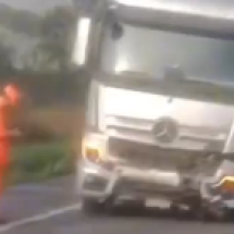 Batida entre carro e carreta deixa motorista morto em Minas - Redes Sociais/Reprodução