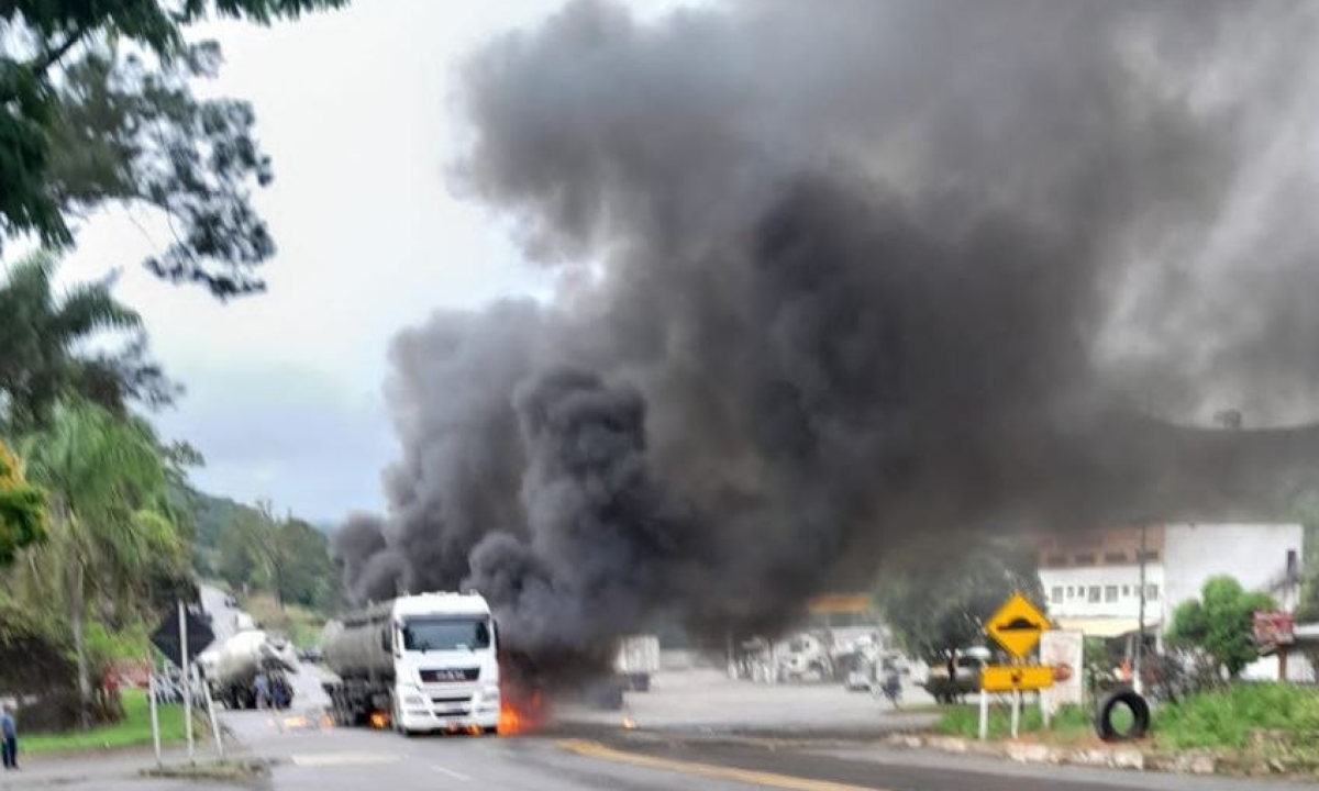 Equipes dos bombeiros combatem as chamas no local - (crédito: CBMMG/Divulgação )