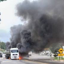 Caminhão-tanque bate em betoneira e pega fogo na BR-262