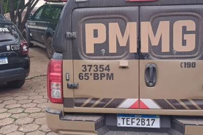 Quando ele foi localizado, os policiais fizeram a consulta ao sistema e constataram que o mandado tinha validade até novembro de 2027, por uma regressão de regime -  (crédito: PMMG/Divulgação)