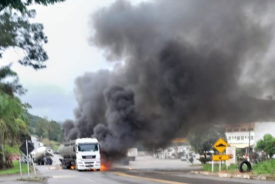 Equipes dos bombeiros combatem as chamas no local  -  (crédito: CBMMG/Divulgação )