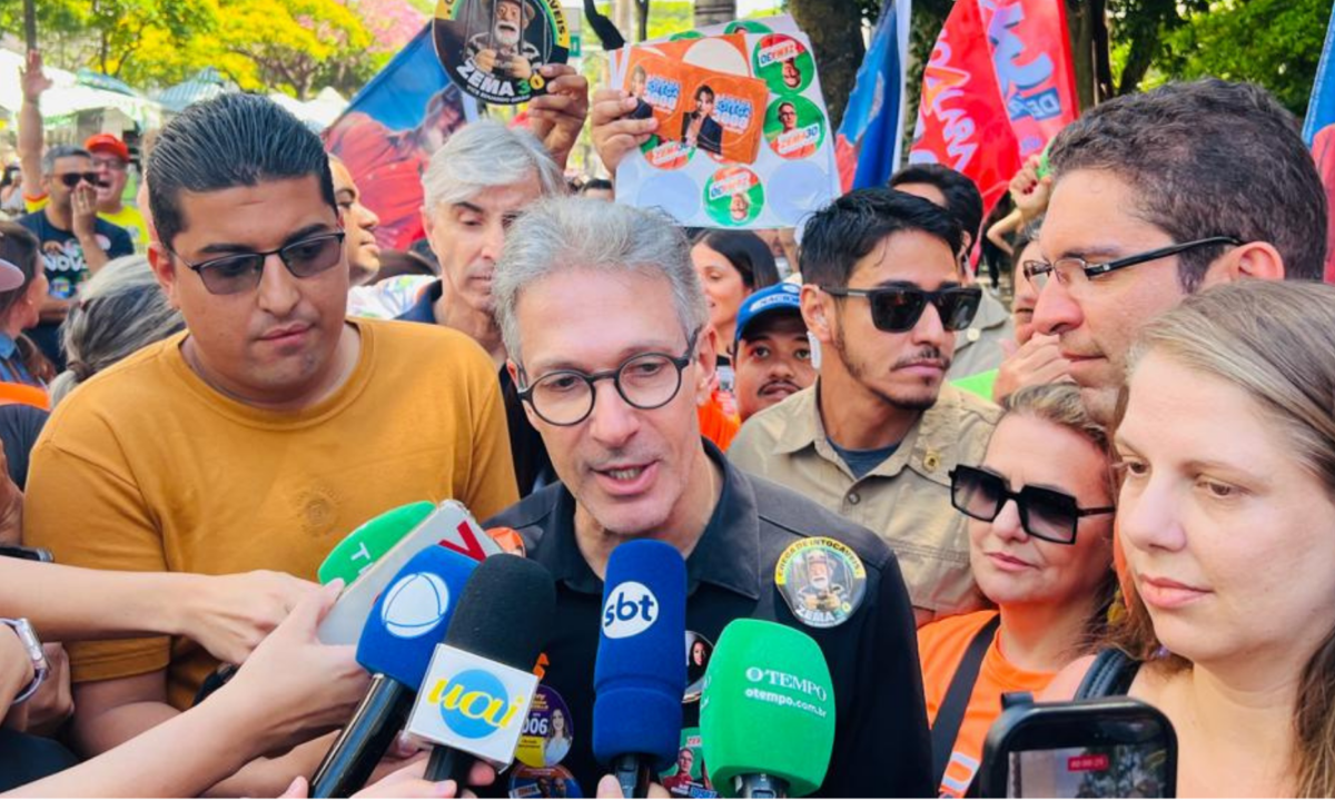 Zema concedeu entrevista coletiva na Feira Hippie - (crédito: Edésio Ferreira/EM/D.A Press)