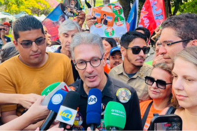 Zema concedeu entrevista coletiva na Feira Hippie -  (crédito: Edésio Ferreira/EM/D.A Press)