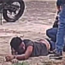 Vídeo: motociclista passa por cima de suspeito de furtar televisão em BH - Redes Sociais/Reprodução