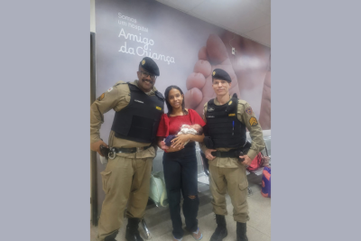 PM salva recém-nascido engasgado com leite materno na Grande BH -  (crédito: PMMG/Reprodução)