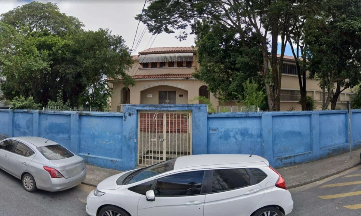 Os 424 estudantes matriculados na Escola Estadual Helena Pena, no Bairro Sagrada Família, na Região Leste de Belo Horizonte, continuam tendo aulas normalmente mesmo após parte do prédio ser interditado pela Defesa Civil por problemas estruturais - (crédito: Reprodução/Google Street View)