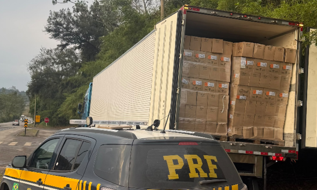 Carga de linguiça ainda viajaria 3 mil km, mas é barrada em Minas - (crédito: PRF/Reprodução)