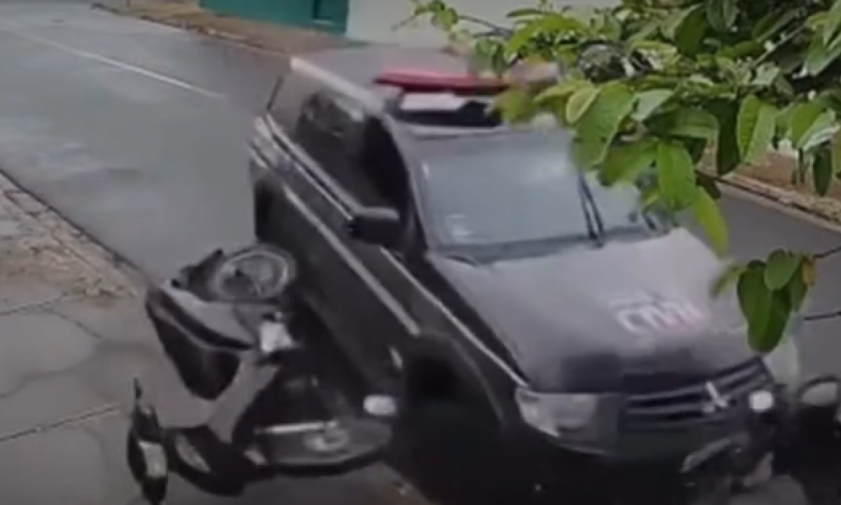 Câmera flagra viatura atingindo motos e parando em árvore em MG - (crédito: Redes Sociais/Reprodução)