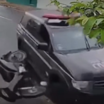 Viatura da Polícia Civil perde controle e bate em motos em MG; veja vídeo - Redes Sociais/Reprodução