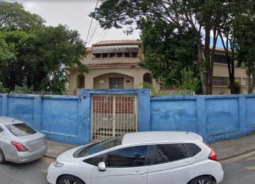 Os 424 estudantes matriculados na Escola Estadual Helena Pena, no Bairro Sagrada Família, na Região Leste de Belo Horizonte, continuam tendo aulas normalmente mesmo após parte do prédio ser interditado pela Defesa Civil por problemas estruturais -  (crédito: Reprodução/Google Street View)