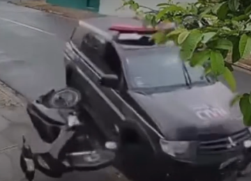 Câmera flagra viatura atingindo motos e parando em árvore em MG -  (crédito: Redes Sociais/Reprodução)