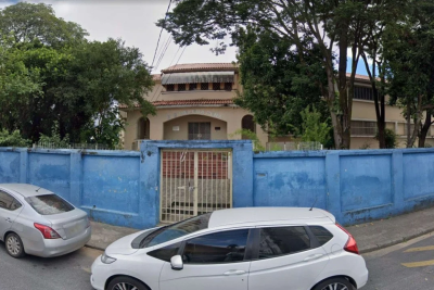 Os 424 estudantes matriculados na Escola Estadual Helena Pena, no Bairro Sagrada Família, na Região Leste de Belo Horizonte, continuam tendo aulas normalmente mesmo após parte do prédio ser interditado pela Defesa Civil por problemas estruturais -  (crédito: Reprodução/Google Street View)