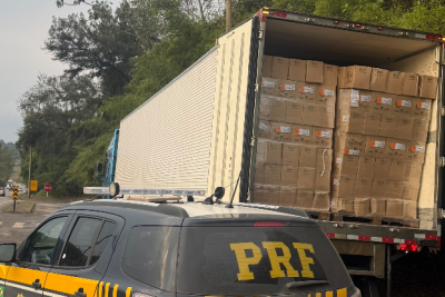 Carga de linguiça ainda viajaria 3 mil km, mas é barrada em Minas -  (crédito: PRF/Reprodução)