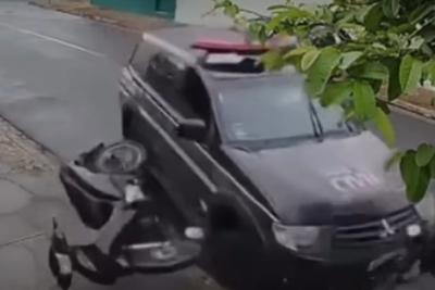 Câmera flagra viatura atingindo motos e parando em árvore em MG -  (crédito: Redes Sociais/Reprodução)