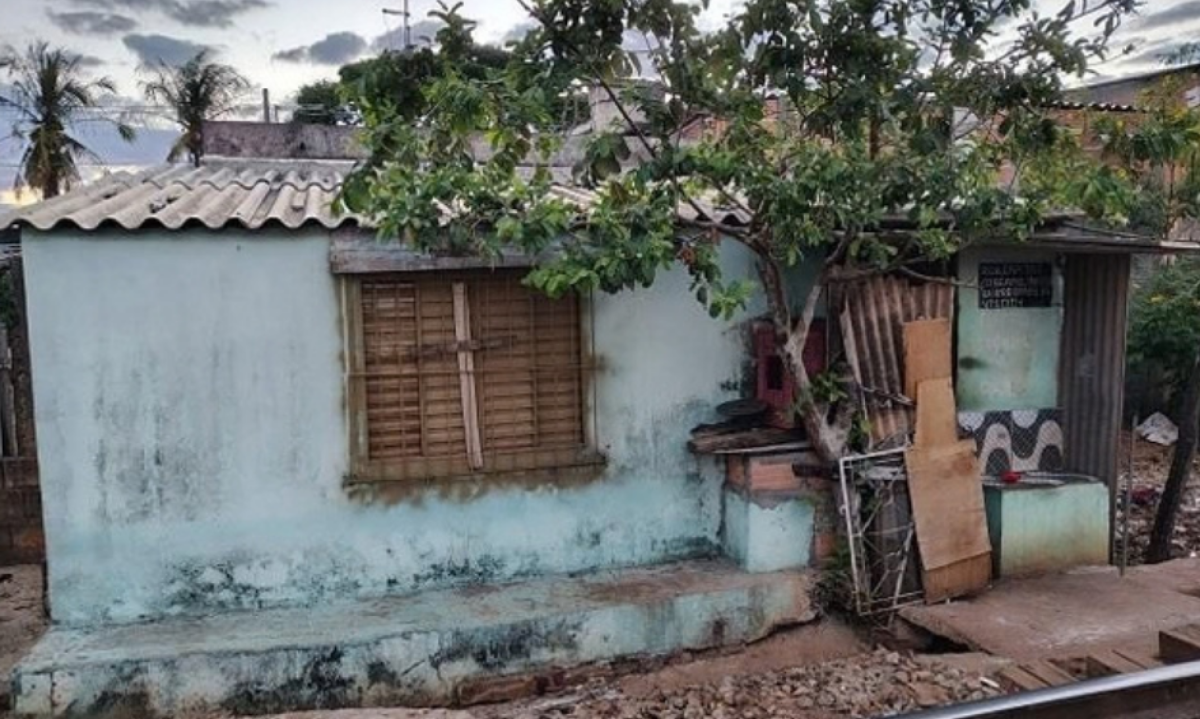 Moradia à margem de linha férrea no município de Arcos - (crédito: MPMG/Divulgação)