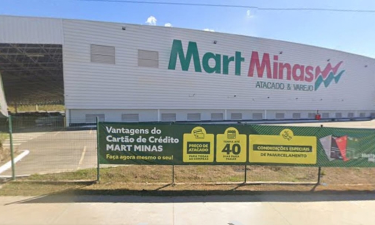 Funcionário terceirizado morre prensado por carreta no supermercado Mart Minas em Vespasiano - (crédito: Reprodução/Google Street View)