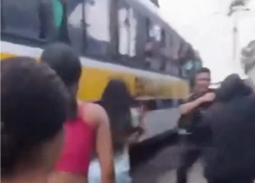Agentes da Guarda Municipal foram chamados para conter uma briga generalizada na porta de uma escola municipal de BH -  (crédito: Reprodução/redes sociais)