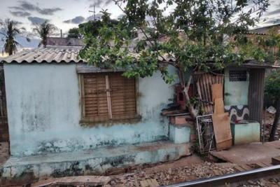 Moradia à margem de linha férrea no município de Arcos -  (crédito: MPMG/Divulgação)