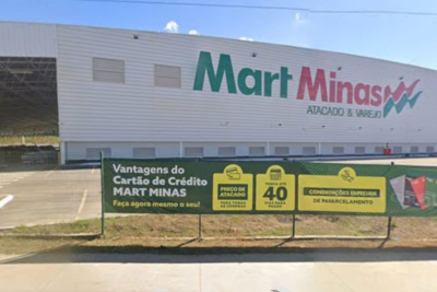 Funcionário terceirizado morre prensado por carreta no supermercado Mart Minas em Vespasiano -  (crédito: Reprodução/Google Street View)