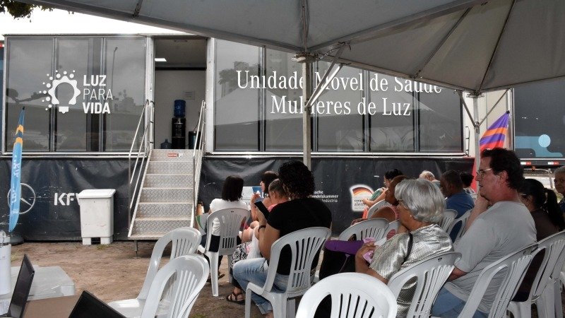 Pessoas aguardam por atendimento na Carreta da Sa&uacute;de que descentraliza a realiza&ccedil;&atilde;o de exames em Contagem -  (crédito: Ricardo Lima)