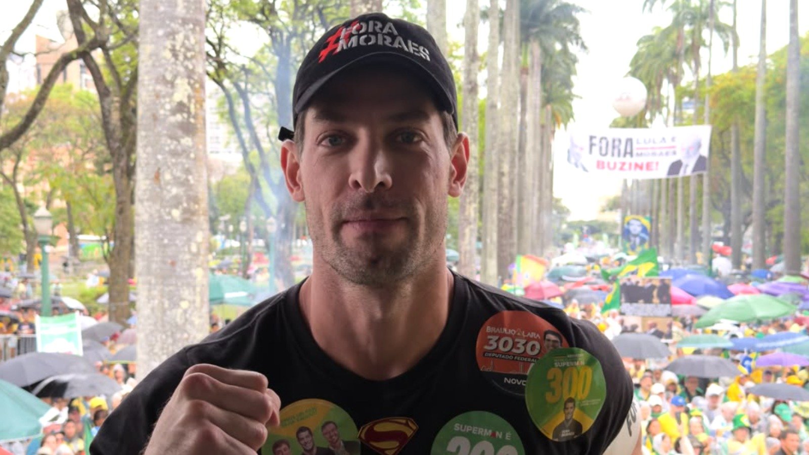 Marco Ant&ocirc;nio Superman, candidato do Novo ao Senado por Minas Gerais, em manifesta&ccedil;&atilde;o -  (crédito: Reprodu&ccedil;&atilde;o/Instagram @marco.antonio.costa)