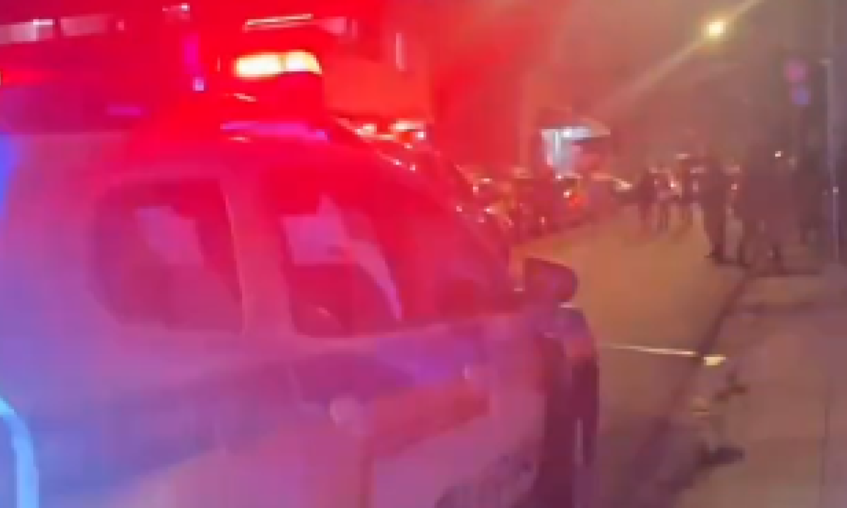 Carro chega e suspeitos atiram contra jovens que conversavam em rua de Betim - (crédito: Redes Sociais/Reprodução)