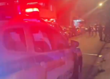 Carro chega e suspeitos atiram contra jovens que conversavam em rua de Betim -  (crédito: Redes Sociais/Reprodução)