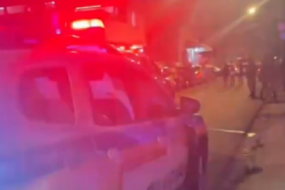 Carro chega e suspeitos atiram contra jovens que conversavam em rua de Betim -  (crédito: Redes Sociais/Reprodução)