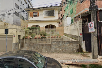 Mulher é encontrada morta dentro de residência na Região Centro-Sul da capital mineira -  (crédito: Google Street View/Reprodução)