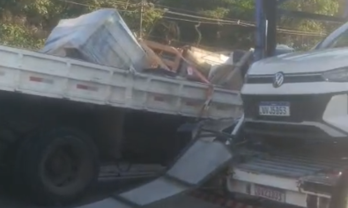 Acidente entre moto, caminhão e cegonheira interdita duas faixas do Anel - (crédito: Redes Sociais/Reprodução)