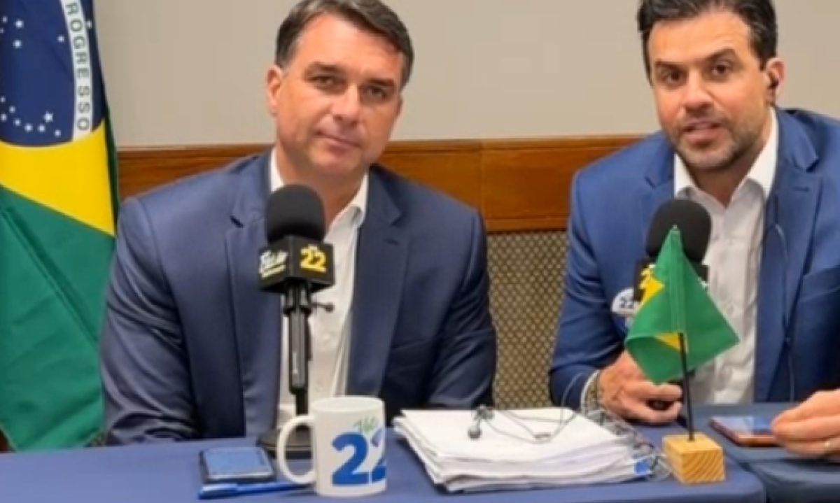 Flávio Bolsonaro fez transmissão ao vivo no Instagram após informar que não iria mais a debate na Globo - (crédito: Flávio Bolsonaro / Instagram)