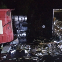 Carreta tomba, motorista morre e BR-040 segue parcialmente interditada - Redes Sociais/Reprodução
