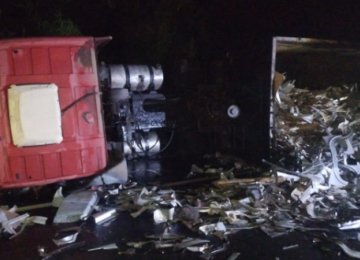 Carreta tomba e espalha carga na BR-040; motorista morre em MG -  (crédito: Redes Sociais/Reprodução)