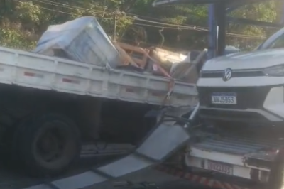 Acidente entre moto, caminhão e cegonheira interdita duas faixas do Anel -  (crédito: Redes Sociais/Reprodução)