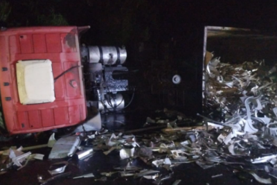 Carreta tomba e espalha carga na BR-040; motorista morre em MG -  (crédito: Redes Sociais/Reprodução)