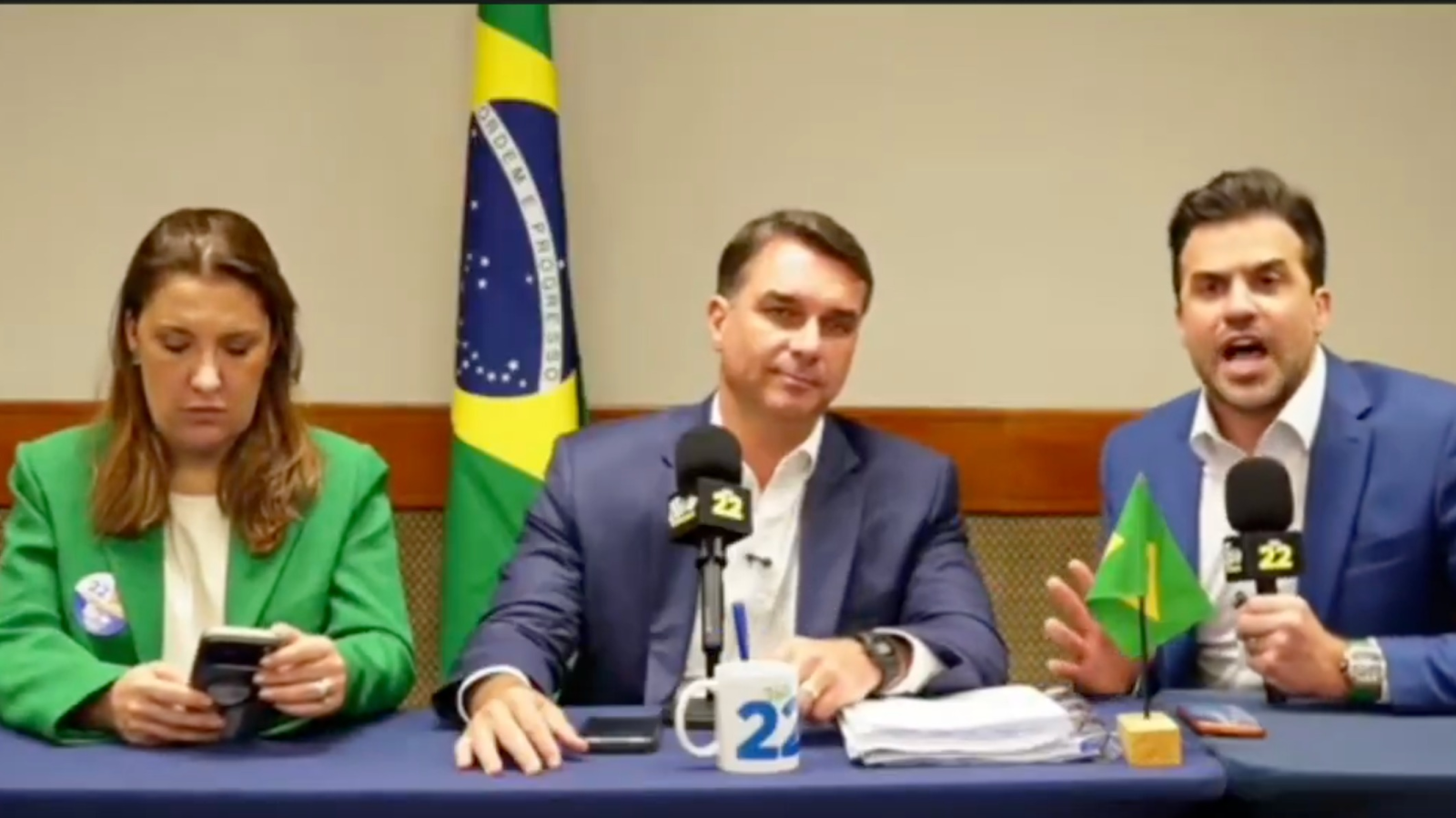 Fl&aacute;vio Bolsonaro (centro) e Pablo Mar&ccedil;al (direita) durante a live em que o empres&aacute;rio pediu a uni&atilde;o da direita -  (crédito: Reprodu&ccedil;&atilde;o/x.com)