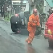 Carro derrapa em pista molhada e capota em bairro de BH - Reprodução/Redes Sociais
