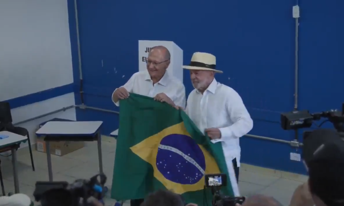 Após posar para fotos ao lado do vice Geraldo Alckmin, o petista entregou a bandeira brasileira ao fotógrafo Ricardo Stuckert - (crédito: Reprodução/Redes Sociais)