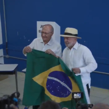É falso que Lula jogou bandeira do Brasil no chão após votar - Reprodução/Redes Sociais