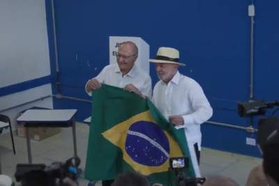 Após posar para fotos ao lado do vice Geraldo Alckmin, o petista entregou a bandeira brasileira ao fotógrafo Ricardo Stuckert -  (crédito: Reprodução/Redes Sociais)