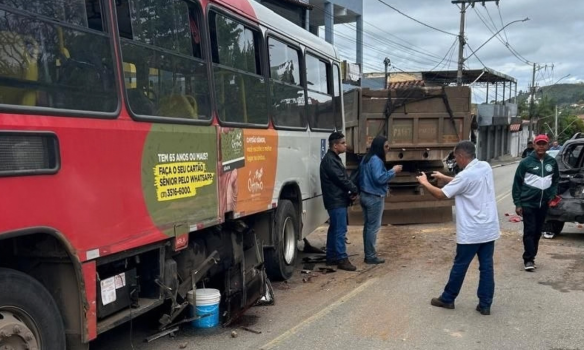 Caminhão perde os freios e bate em ônibus em Caeté; Veículo de carga teve vazamento de combustível após o acidente - (crédito: Reprodução/CBMMG)