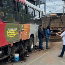 Caminhão perde os freios e bate em quatro carros e um ônibus na Grande BH - Reprodução/CBMMG