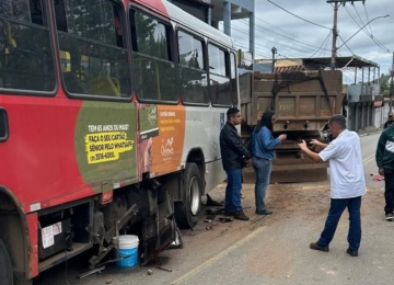 Caminhão perde os freios e bate em ônibus em Caeté; Veículo de carga teve vazamento de combustível após o acidente -  (crédito: Reprodução/CBMMG)