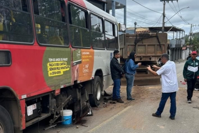 Caminhão perde os freios e bate em ônibus em Caeté; Veículo de carga teve vazamento de combustível após o acidente -  (crédito: Reprodução/CBMMG)