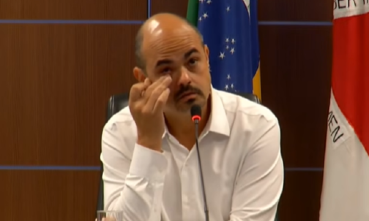 Simões chora em reunião de transição, elogia servidores e é aplaudido de pé - (crédito: Reprodução/Youtube Mateus Simões)