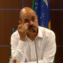 Simões chora em reunião de transição, elogia servidores e é aplaudido de pé - Reprodução/Youtube Mateus Simões