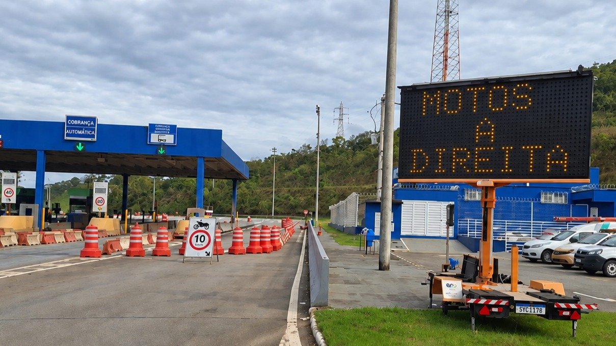 Motociclistas na BR-040 contam agora com sinaliza&ccedil;&atilde;o espec&iacute;fica para as novas vias exclusivas nas pra&ccedil;as de ped&aacute;gio -  (crédito: Divulga&ccedil;&atilde;o/EPR Via Mineira)