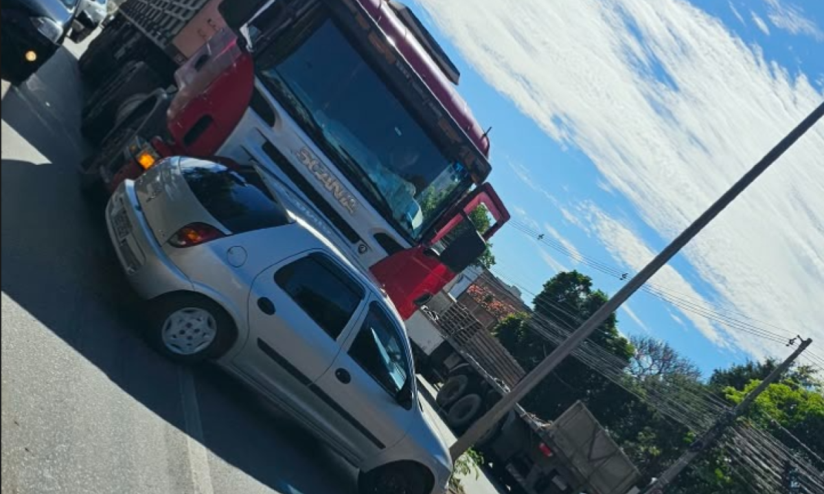 Acidente interdita avenida e causa reflexos no Anel Rodoviário e na Av. Amazonas - (crédito: Redes Sociais/Reprodução)