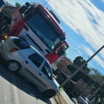Batida entre carro e carreta interdita Av. Cardeal Eugênio Pacelli - Redes Sociais/Reprodução