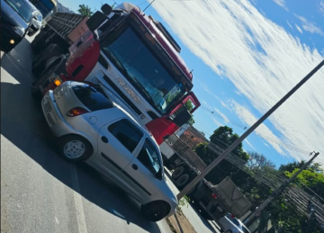 Acidente interdita avenida e causa reflexos no Anel Rodoviário e na Av. Amazonas -  (crédito: Redes Sociais/Reprodução)